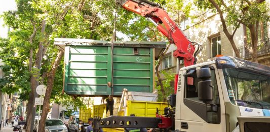 El Gobierno porteño retiró más de 100 puestos de diarios y flores en desuso para generar espacio en las veredas