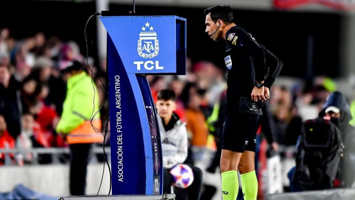 El VAR entra en una nueva era en el fútbol argentino: los ajustes que pidió la Dirección Arbitral de la AFA