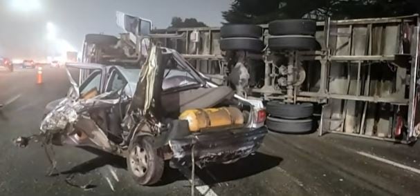 Fuerte choque en Autopista Riccheri: un camión volcó y hay tres carriles reducidos