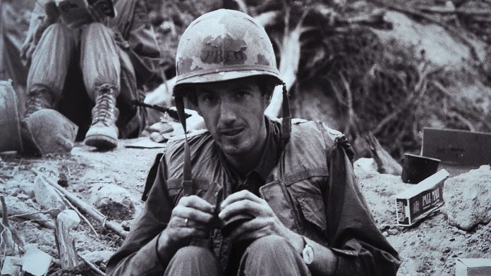 Ignacio Ezcurra, el argentino que murió en Vietnam: la dramática foto de un cuerpo maniatado en la selva y un misterioso periodista japonés