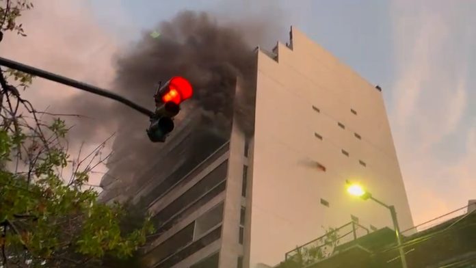Incendio en un edificio de Belgrano: hay dos personas atrapadas y varios vecinos fueron evacuados