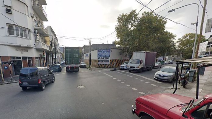 Intentó robarle la moto a un prefecto en Avellaneda, se escondió en un contenedor y murió en un enfrentamiento con la Policía