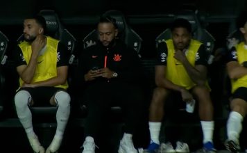 Jugó 22 minutos, salió lesionado y atendió una llamada en el banco de suplentes: la actitud de una estrella del fútbol que dio que hablar