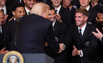 La broma que De Paul le hizo a Donald Trump con Messi presente en la visita de Inter Miami a la Casa Blanca