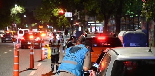 La Policía de la Ciudad secuestró drogas y armas blancas durante un operativo de control en Balvanera: hay seis detenidos