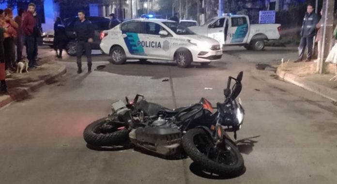 Le dieron tres balazos a un policía de la Ciudad para robarle la moto en Avellaneda: está internado