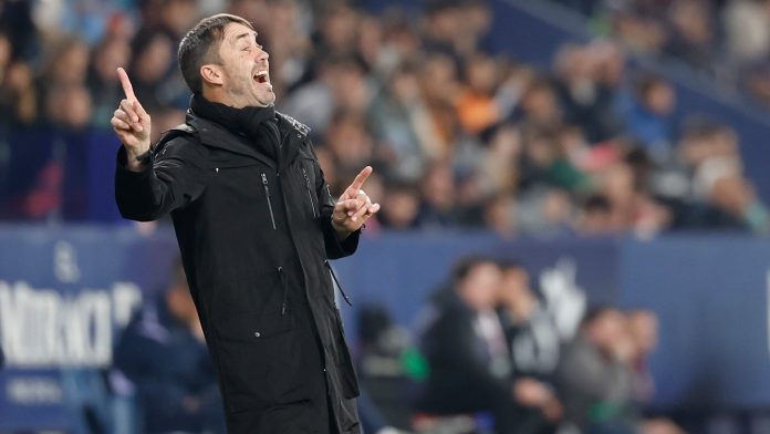 Los detalles del desembarco de Coudet en River Plate: la cifra que recibirá el Alavés y un viejo conocido como asistente