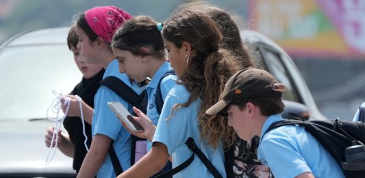 Mendoza: impulsan un acuerdo entre padres para limitar el uso de celulares en chicos hasta los 14 años