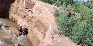 Mendoza: rescataron a una mujer que cayó en un pozo de 5 metros que se generó en un canal