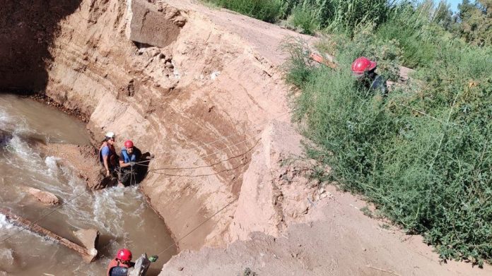 Mendoza: rescataron a una mujer que cayó en un pozo de 5 metros que se generó en un canal