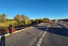 Milagro en Rosario: un camión cayó al río, el chofer quedó atrapado en la cabina y logró salvarse