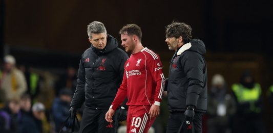 Nueva preocupación para la selección argentina: Alexis Mac Allister sufrió un duro golpe en el partido del Liverpool y fue reemplazado