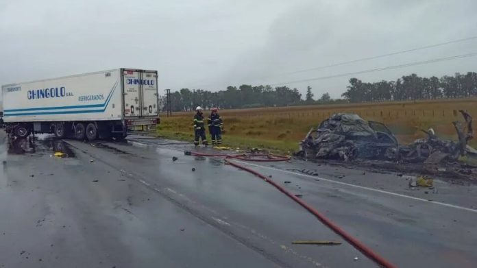 Otro accidente fatal sobre la Ruta 3: un auto se incendió tras chocar con un camión y murió su conductor