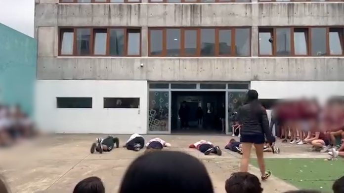 Polémico acto escolar: alumnos de dos colegios bonaerenses simularon el fusilamiento de compañeros para presentar sus buzos de egresados