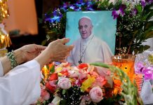 Presentación de un libro y homenaje al papa Francisco en un acto en la UCA