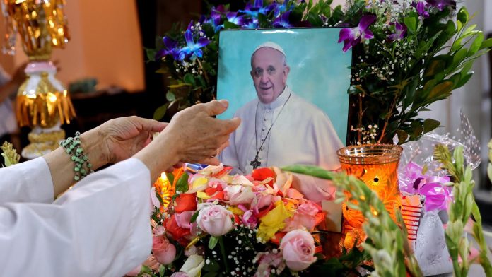 Presentación de un libro y homenaje al papa Francisco en un acto en la UCA