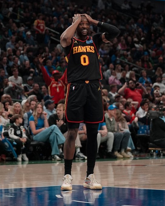 Quiso hacer una asistencia y metió un increíble triple de aro a aro sobre la chicharra en la NBA