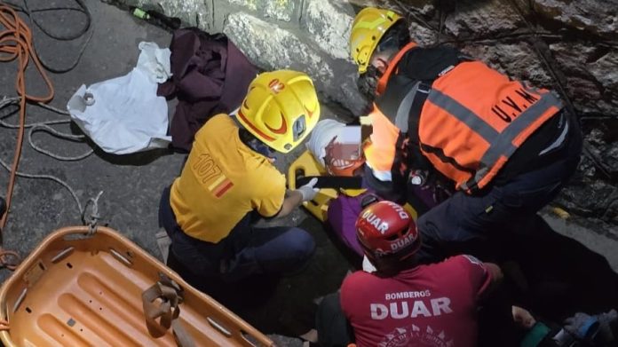 Rescataron a un hombre que cayó a un canal en pleno centro de Córdoba