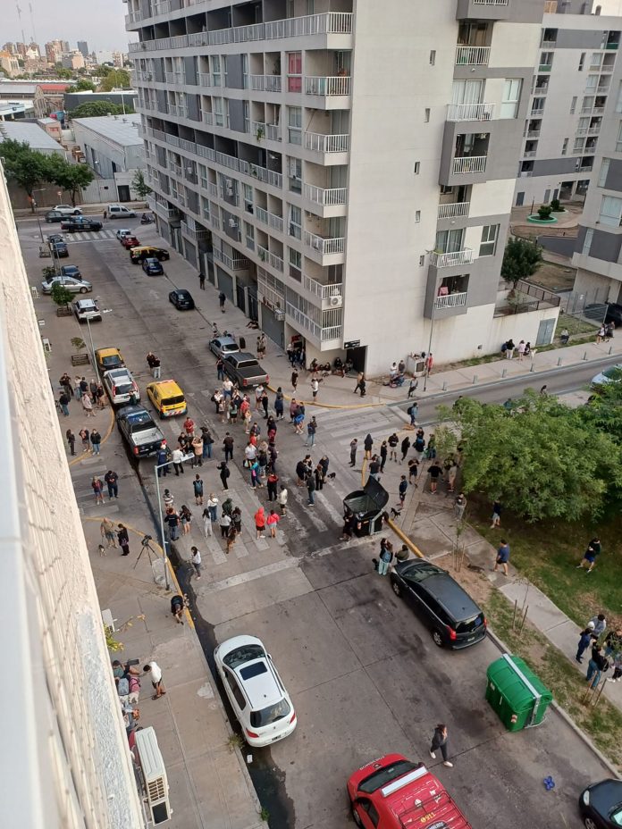 Se derrumbó el estacionamiento de un edificio en Parque Patricios y hay 200 vecinos afectados