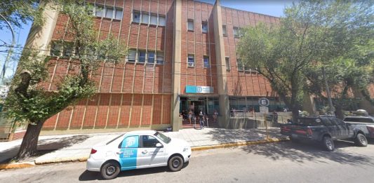 Un hombre atropelló a su hija de un año cuando sacaba el auto del estacionamiento en Miramar: está en grave estado