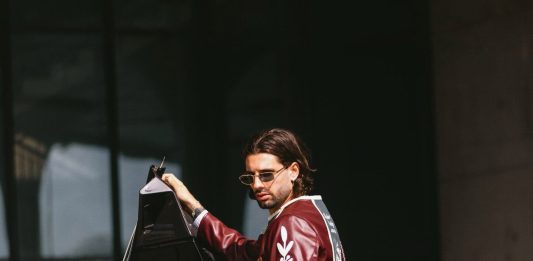 Un lujoso Lamborghini y una exclusiva campera de edición limitada: la glamorosa llegada de una estrella de Hungría al entrenamiento