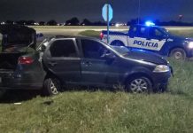 Violento choque en Córdoba: un auto perdió el control, impactó contra un poste y dos jóvenes murieron
