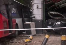 Violento choque en el barrio de Constitución: un colectivo sobre la vereda, un patrullero dentro de una pizzería y casi 10 heridos