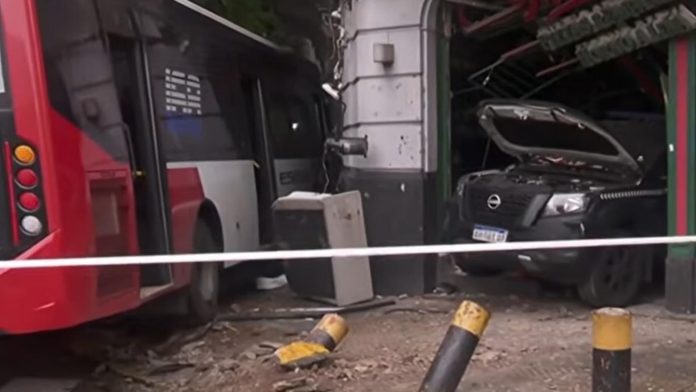 Violento choque en el barrio de Constitución: un colectivo sobre la vereda, un patrullero dentro de una pizzería y casi 10 heridos