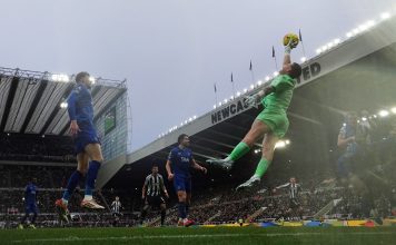 Volada al ángulo en tiempo de descuento: el video de la “atajada del año” en la Premier League