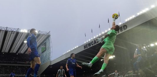 Volada al ángulo en tiempo de descuento: el video de la “atajada del año” en la Premier League