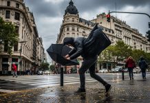 Alerta naranja y amarilla por fuertes vientos en Buenos Aires: qué zonas se verán afectadas
