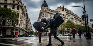 Alerta naranja y amarilla por fuertes vientos en Buenos Aires: qué zonas se verán afectadas
