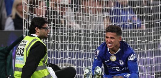 Atento Scaloni: Enzo Fernández sintió una molestia y pidió el cambio en la derrota del Chelsea ante Manchester United