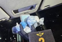 Atraparon a dos jóvenes que ocultaban 150 dosis de droga y una balanza en el techo de su auto