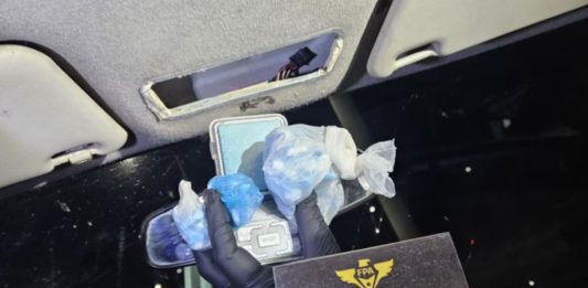 Atraparon a dos jóvenes que ocultaban 150 dosis de droga y una balanza en el techo de su auto
