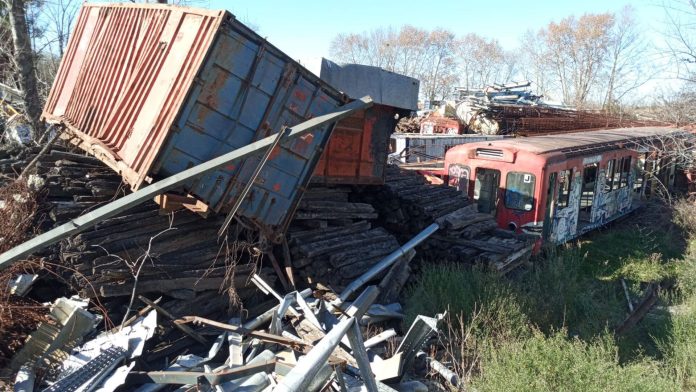 Compró un vagón de subte que era chatarra y lo convirtió en una casa de fin de semana dentro de un barrio privado de Canning