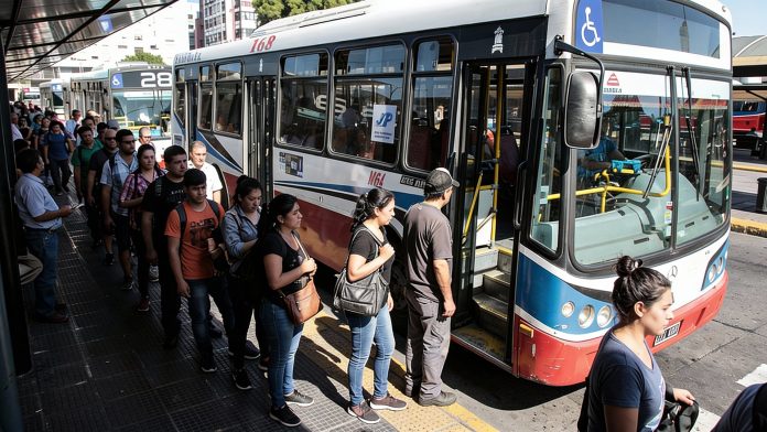 Demoras y largas filas en las paradas de colectivos por la reducción de frecuencias para el AMBA