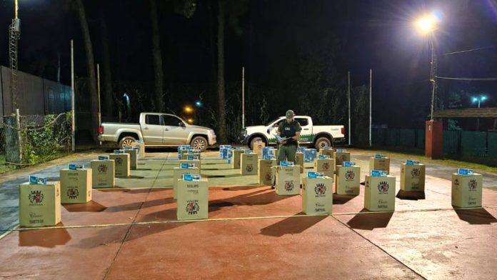 Embistió un control de Gendarmería en Misiones, huyó y abandonó su camioneta: llevaba 19