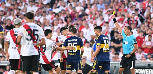 Empujones y dos amarillas: el áspero cruce entre Acuña y Paredes en el Superclásico entre River Plate y Boca Juniors