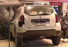 Floresta: una camioneta chocó contra una moto, perdió el control y se incrustó contra una concesionaria