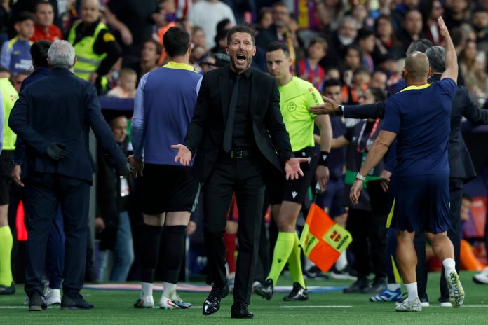 La contundente respuesta del Cholo Simeone luego de la dura patada que sufrió Thiago Almada en el partido contra Barcelona