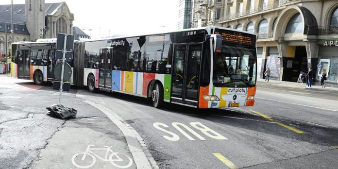 La importancia de eliminar barreras físicas y digitales: un mundo diseñado para mayores de 80 es un lugar mejor para todos