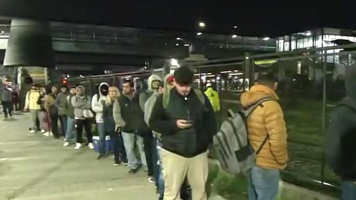 Largas filas, empujones y colectivos colmados por la reducción de la frecuencia en el AMBA