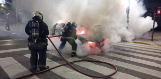 Recoleta: un auto se prendió fuego en plena avenida Córdoba