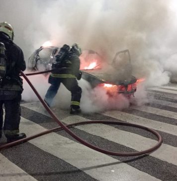 Recoleta: un auto se prendió fuego en plena avenida Córdoba