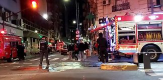 Se incendió un edificio en Avenida Corrientes y evacuaron a los vecinos: hay al menos 10 heridos