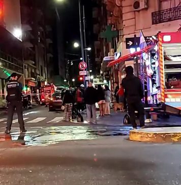 Se incendió un edificio en Avenida Corrientes y evacuaron a los vecinos: hay al menos 10 heridos
