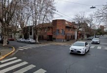 Tragedia en Villa Devoto: se le trabó la mochila en la puerta del colectivo cuando bajaba, cayó al asfalto y murió atropellada