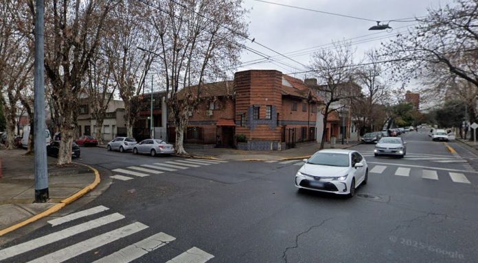 Tragedia en Villa Devoto: se le trabó la mochila en la puerta del colectivo cuando bajaba, cayó al asfalto y murió atropellada