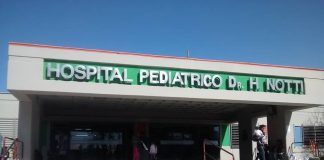 Un bebé está internado en estado crítico tras ser violentado durante meses y detuvieron a su padrastro